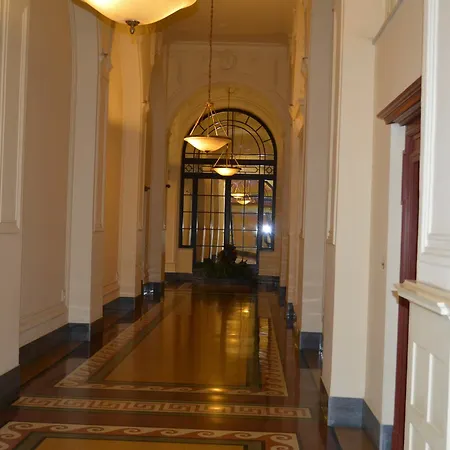 Au Petit Bonheur Apartment *